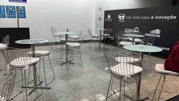 Evento decorado com a banqueta Bertoia